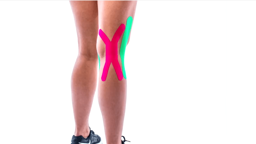 Колено впадина. Тейпинг белый. Knee Tape. Кинезио мячики. Тейпинг реклама.